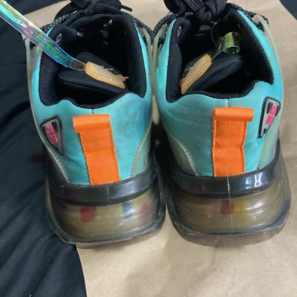 Used sneakers - Picture 3 of 6
